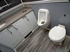 Executive-Restroom-Trailer-Inside2